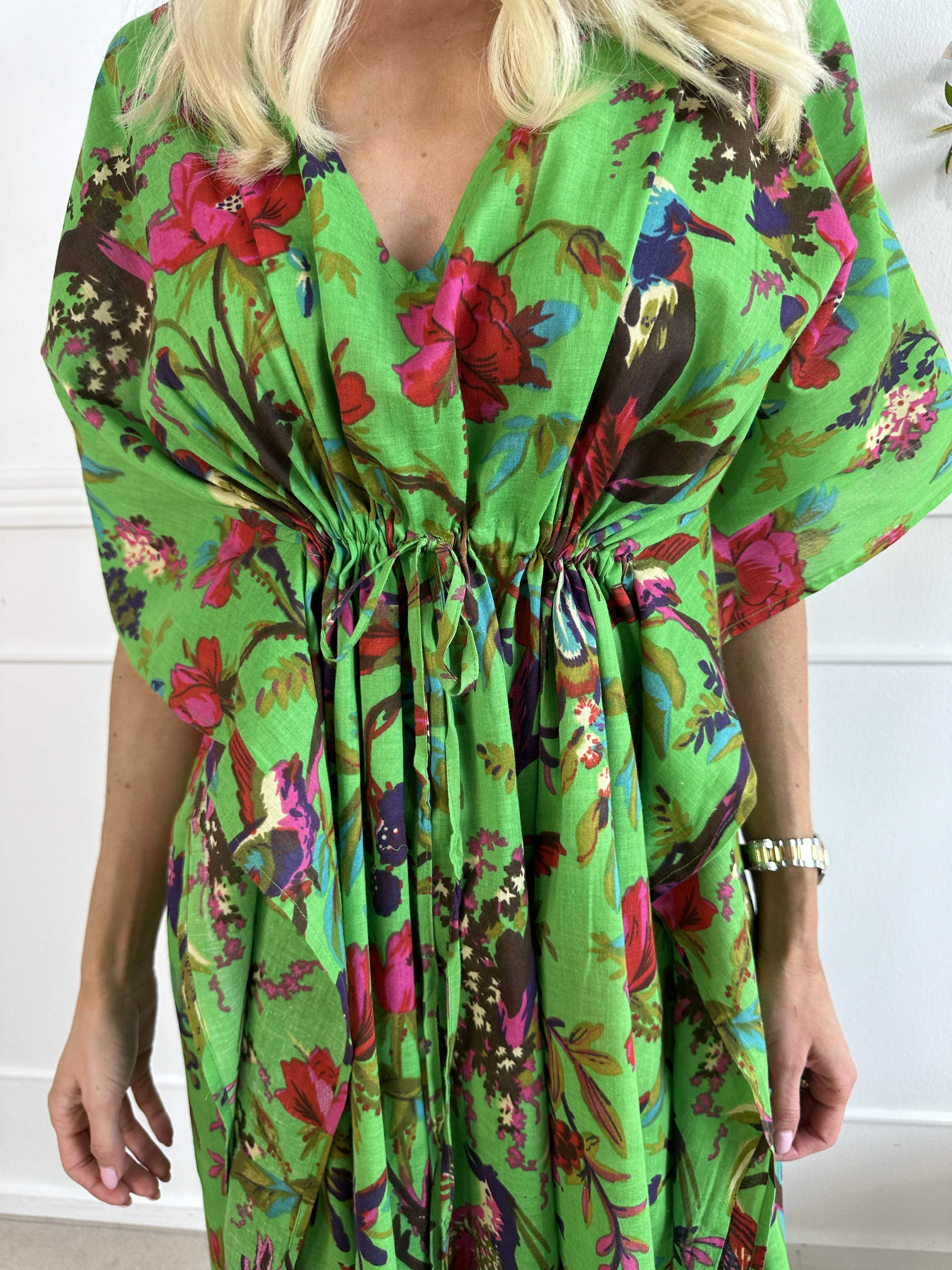 Xenia - Sød blomstret tunika med bindebånd i taljen